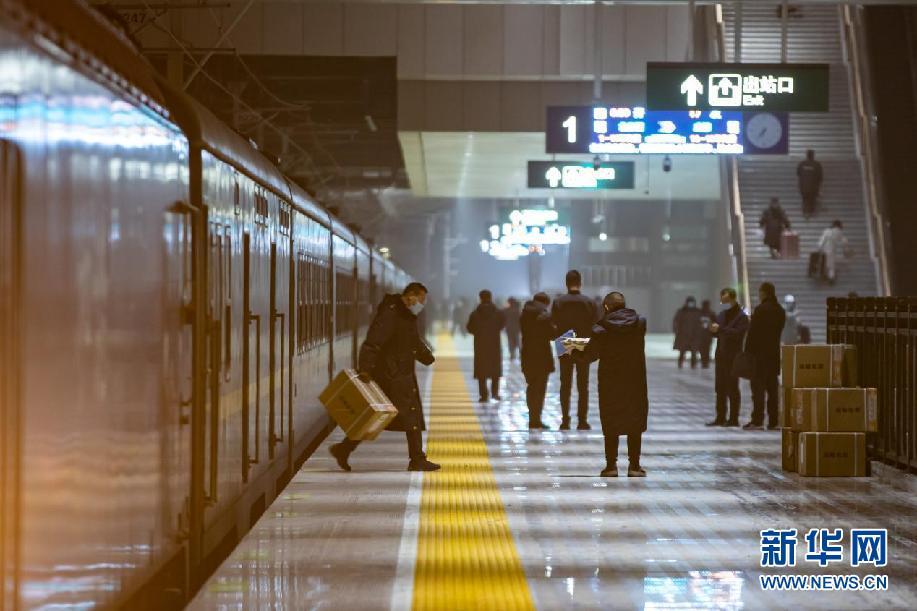 2021年12月31日，西安火车站改扩建工程完成投用，T7次列车停靠西安火车站进行行李装卸。刘翔 摄