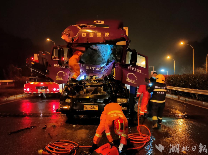 夜间切勿疲劳驾驶！凌晨武汉三环线两起追尾车祸