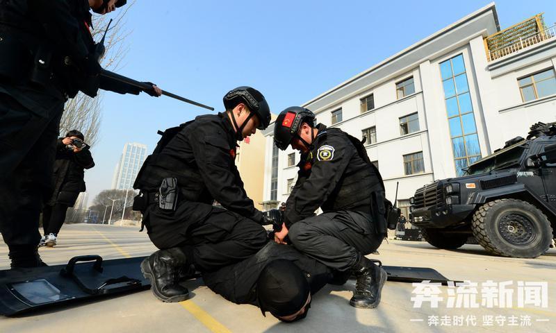 兰铁特警“燃爆”寒冬