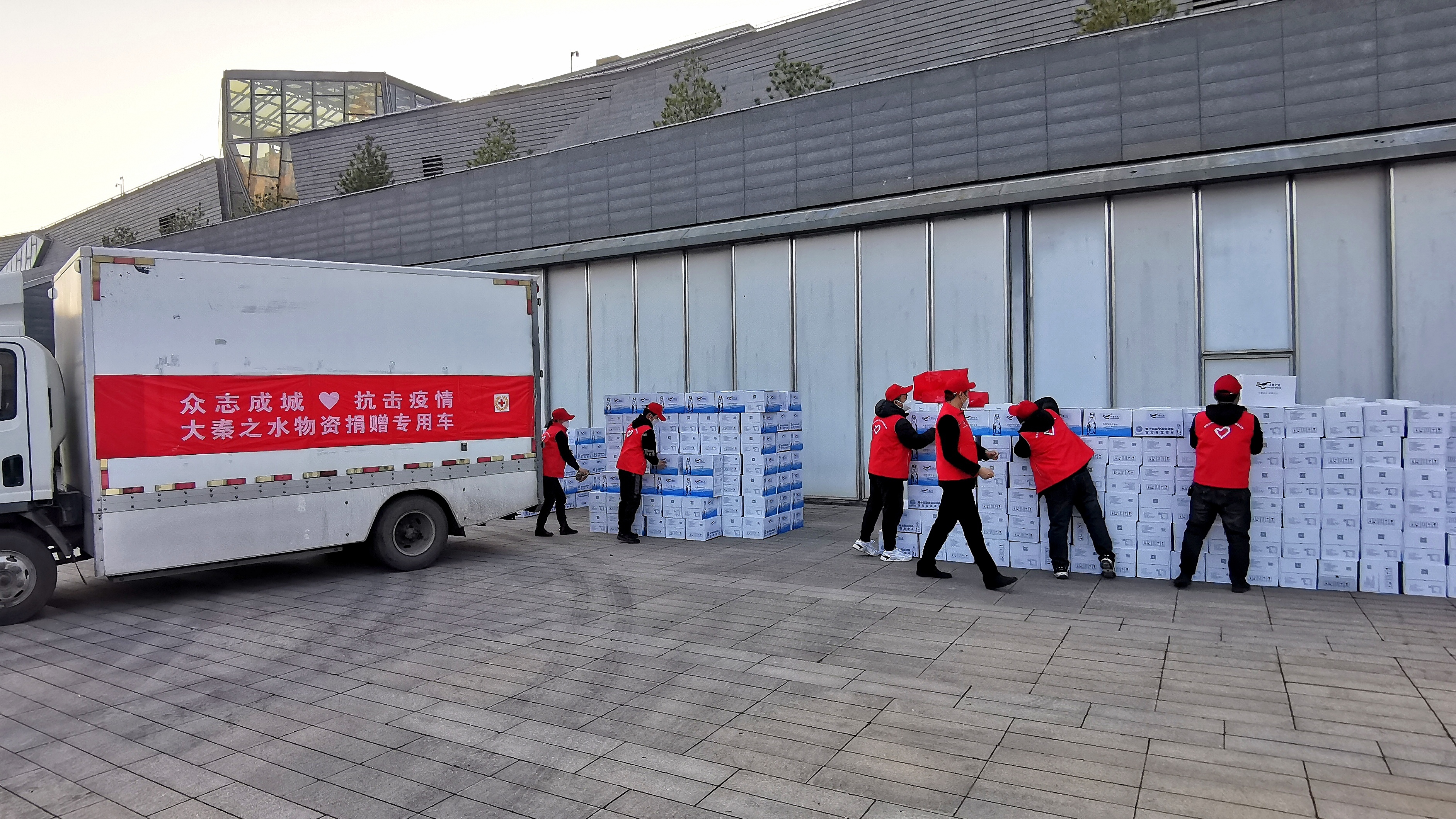 致敬媒体工作者 爱心企业陕西水务大秦之水又发力