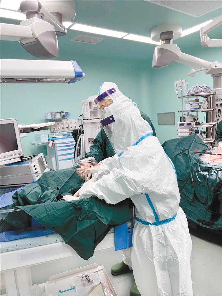 西安市人民医院(西安市第四医院)产科的护士们正在为新生儿清洁