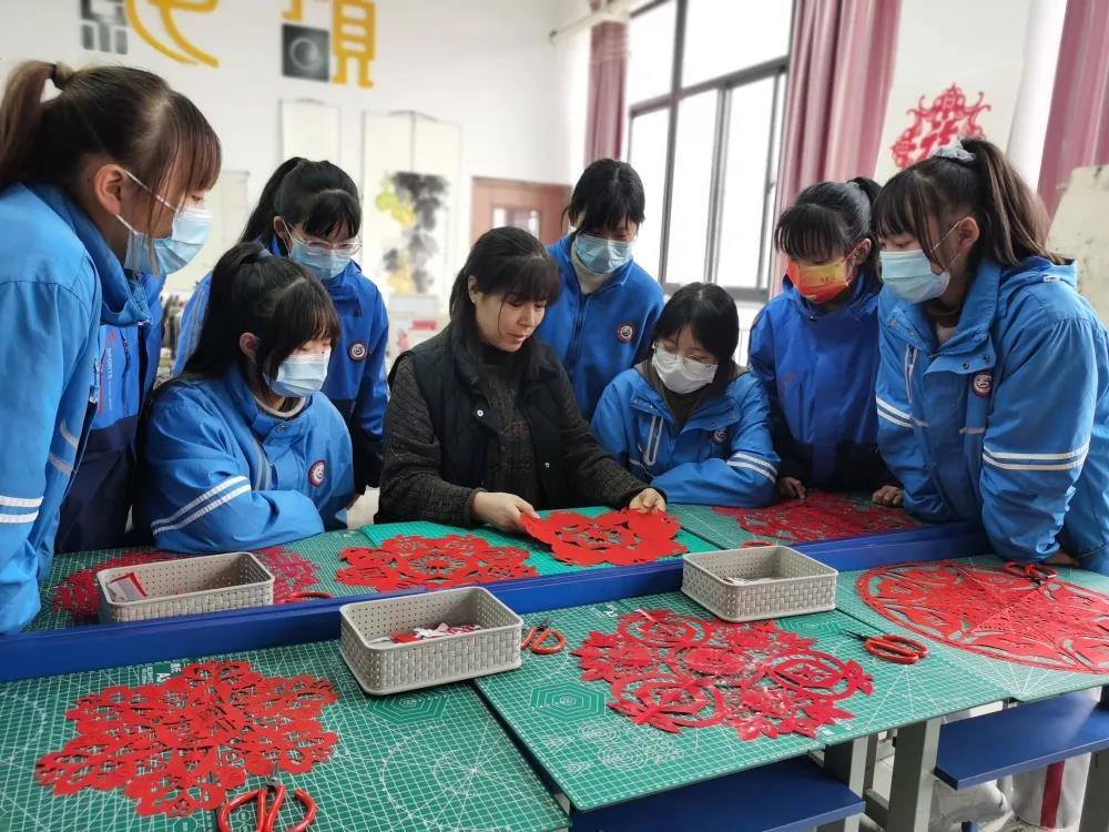 一张张火红的油纸,经过雕、刻、剔、剪,一幅幅栩栩如生的图案便跃然纸上。这些剪纸作品或宣传防疫知识,或展现防控瞬间,或记录感人事迹,或歌颂英雄,或表达必胜信心......形式多样、题材丰富、内容生动、鼓舞人心。