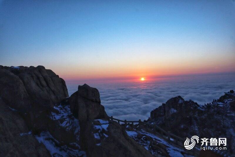 旭日東昇與雲海交相輝映冬日泰山如人間仙境