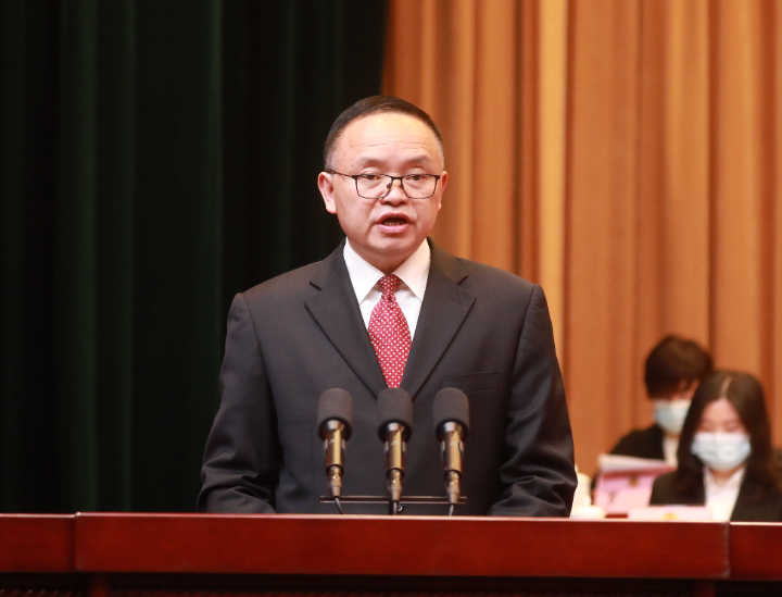 1月5日下午，周仁胜代表政协重庆市梁平区第十四届委员会常务委员会作工作报告。