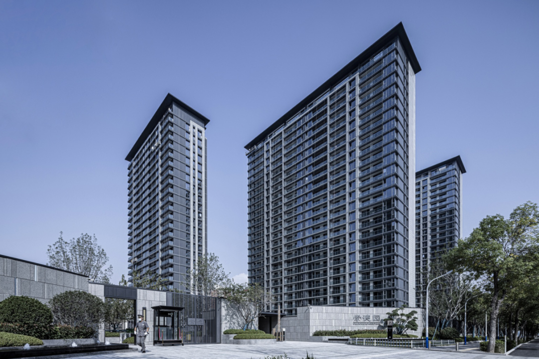 实景拍摄崇德园南侧公园现进行品质提升,届时,崇德