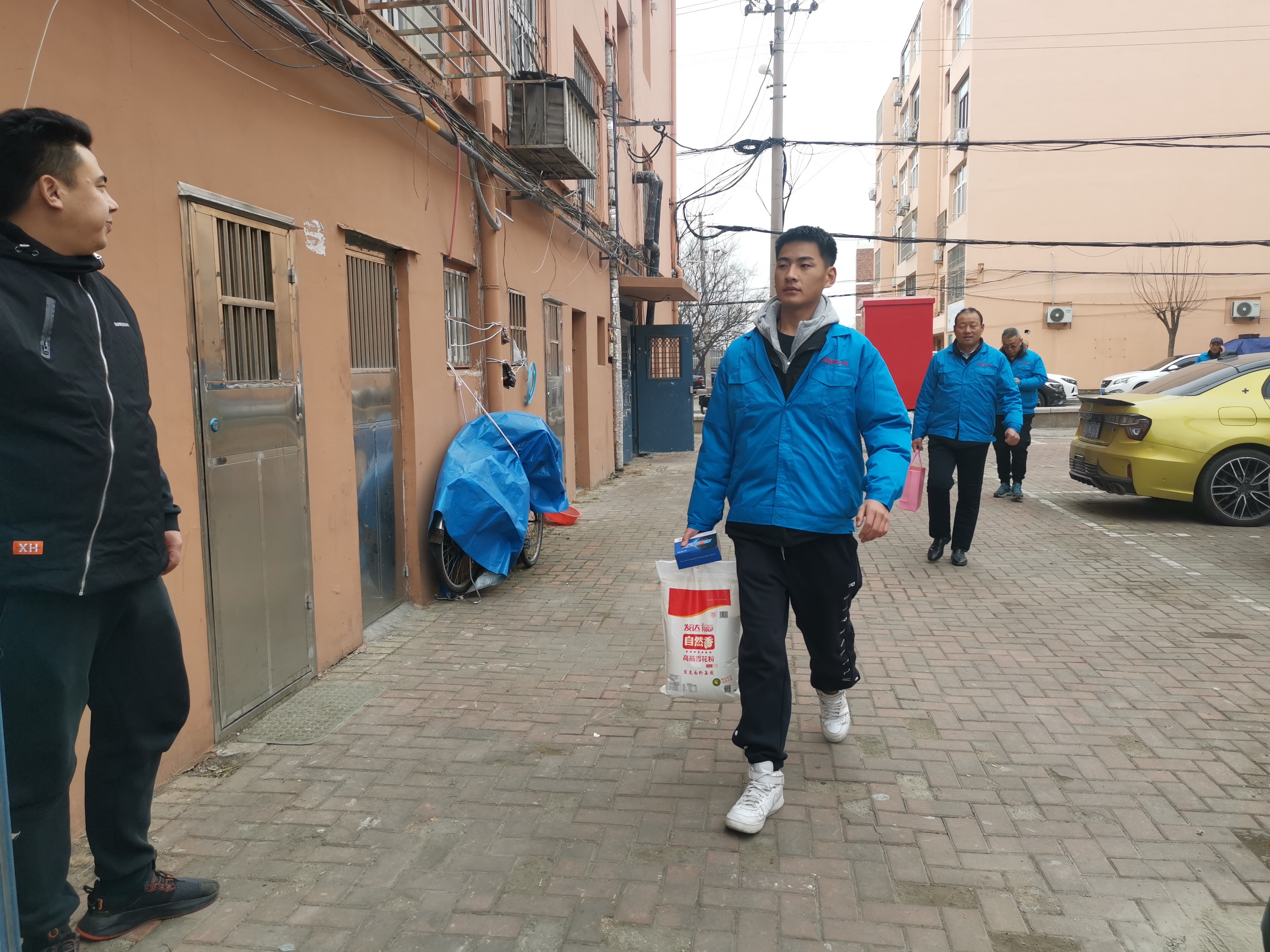 爱心企业送温暖李沧区虎山路街道暖冬在行动