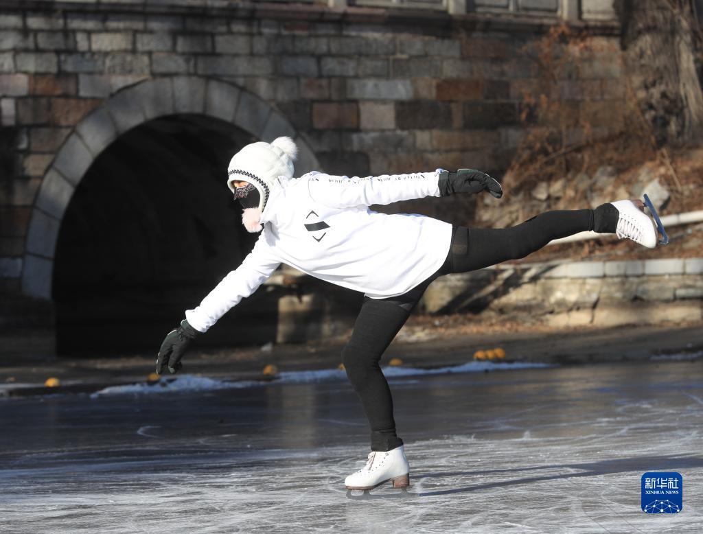 1月4日，一位花样滑冰爱好者在沈阳北陵公园练习。新华社记者 杨青 摄