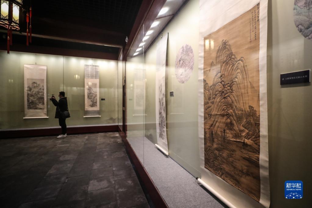1月4日，参观者在展览中观看展出的画作。新华社记者 潘昱龙 摄