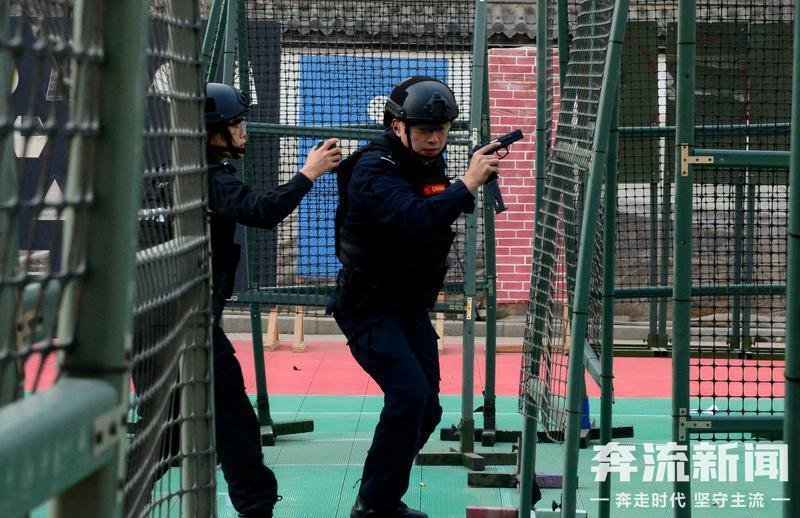 为了预防在春运中可能发生的各类警情，特警队员有针对性地开展专项训练，特警支队重点围绕个人反应速度、体能素质、耐力素质、柔韧素质等项目，通过翻滚400余斤特种轮胎、30米蛙跳、45公斤负重跑等训练队员综合体技能，技能战术重点围绕徒手防卫控制、装备使用、武器使用等方面，进一步提升特警支队巡守查控、快速反应、先期处置、突击攻坚和梯次增援的能力和水平，为即将来临的2022年春运保驾护航。