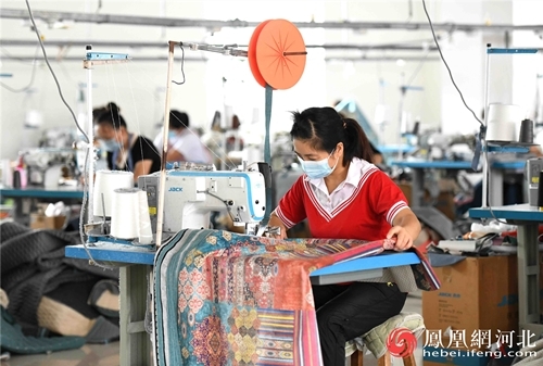 在石家庄市深泽县小堡村的一家布艺生产工厂，工人在加工布艺产品