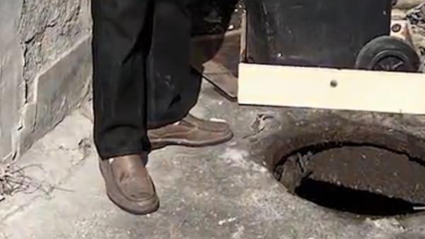 将小区的窨井盖压坏，男子决定偷井盖替换