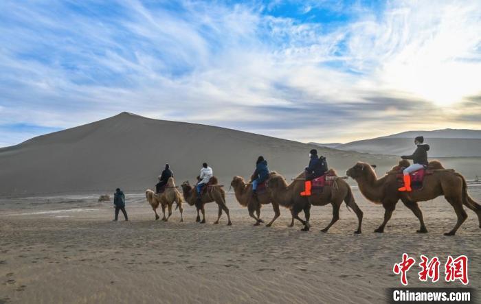 甘肃省沙漠骆驼队 CCF6B6F50CD3BBDCA4B308CFF952C8CCB5960801_size40_w700_h443.jpg