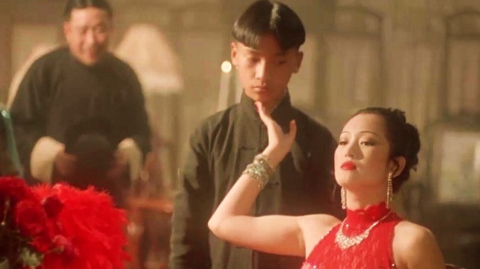 这部电影题材大胆，内容污浊，把成年人难以启齿的秘密，拍得一丝不挂！