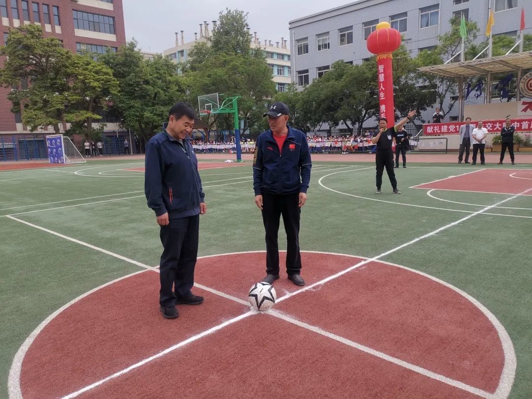 嘉宾为嘉年华及友谊赛开球
