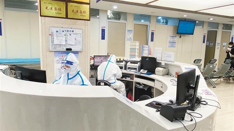 医护人员身着防护服坚守岗位 记者 王超 摄原标题:西安市人民医院
