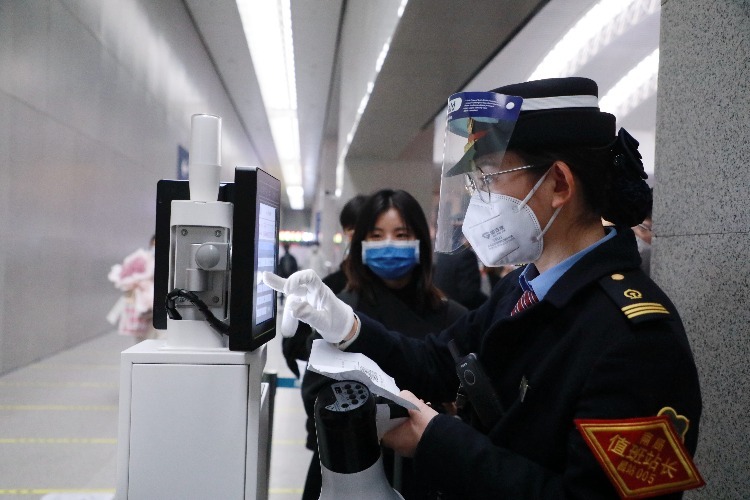 南昌站工作人员正在验证旅客临时身份证明。（张杰 摄）