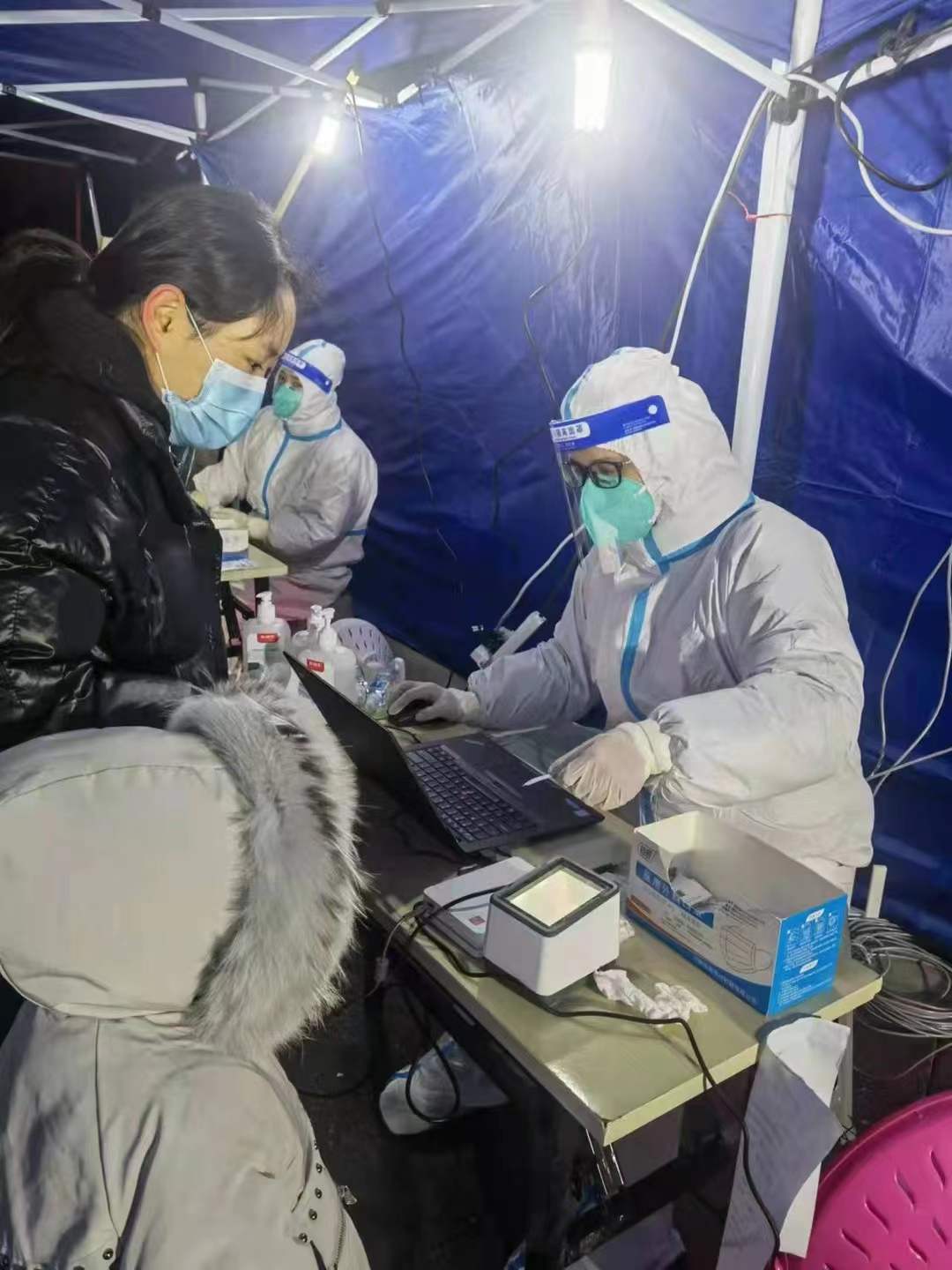 志愿者宋倩正在采集核酸检测信息