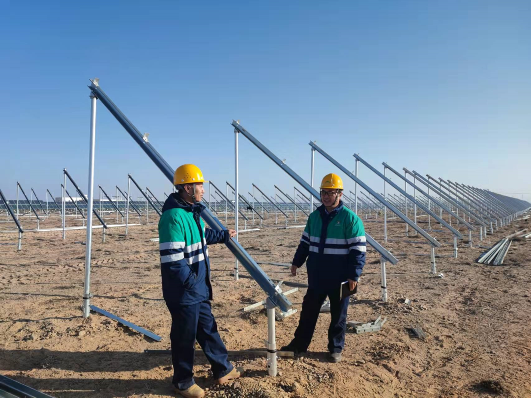 金川集团东大滩30万千瓦光伏支架安装