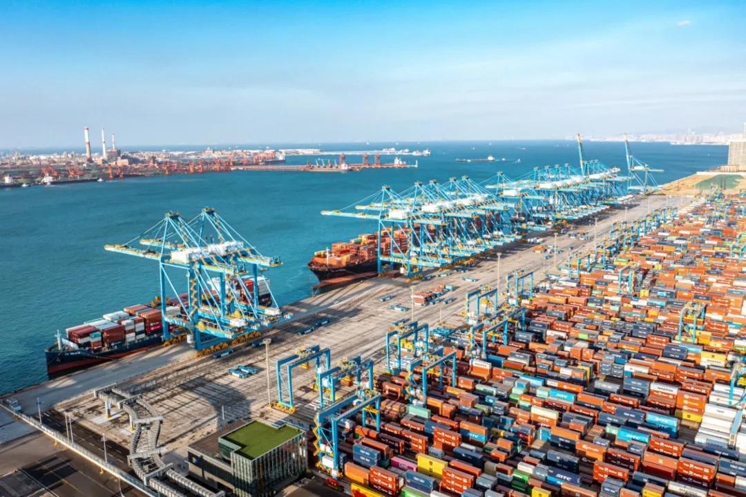 新年第一天山东港口青岛港奏响奋进曲喜迎开门红