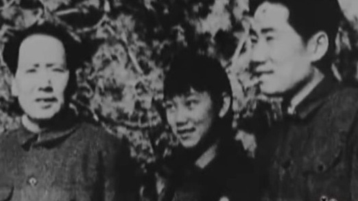 1949年毛岸英与刘思齐简办婚礼，毛泽东只送一件旧大衣当礼物