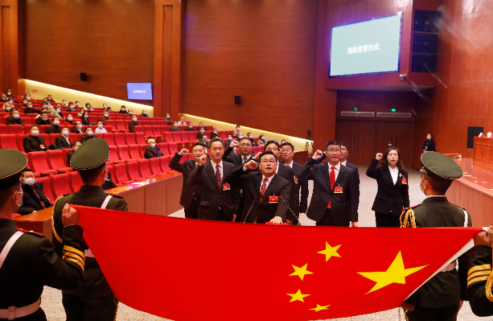 1月8日，区委副书记、区长陈孟文带领区政府班子成员向宪法宣誓。