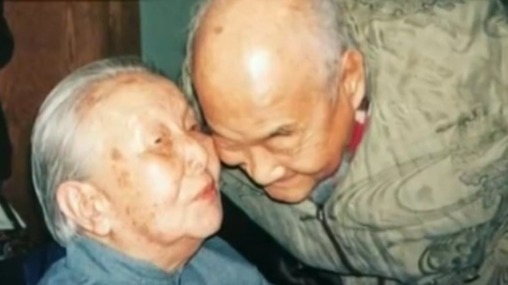 记者萧乾与冰心的世纪友情，两个人见面必“互亲”