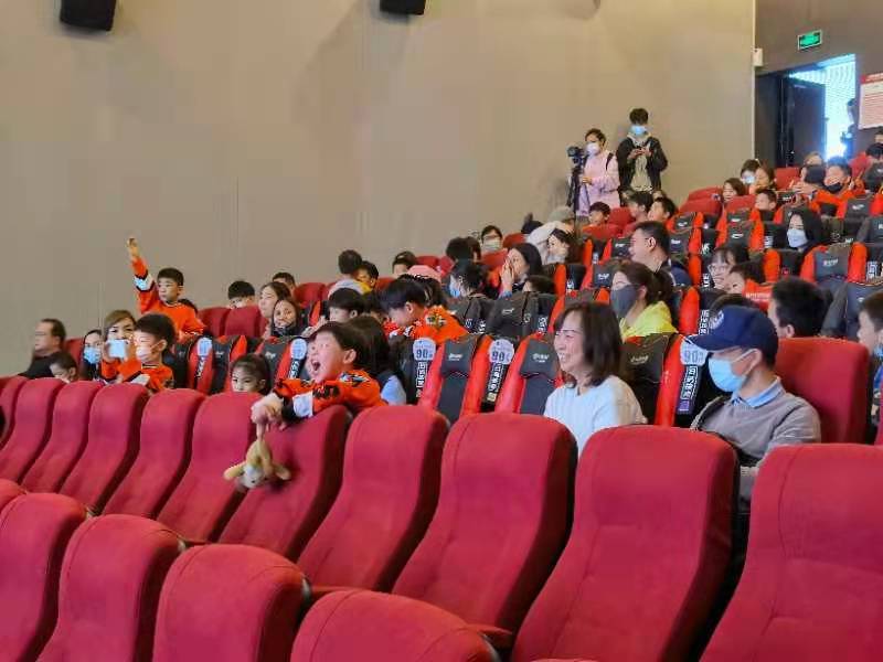 深圳首映现场，许多冰球少年边看电影边欢呼。主办方供图