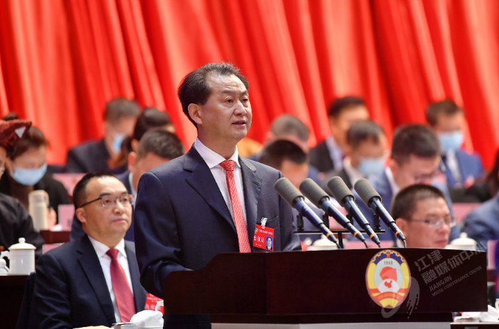 王君成代表区政协十六届常委会向大会报告过去五年工作。贺奎 摄