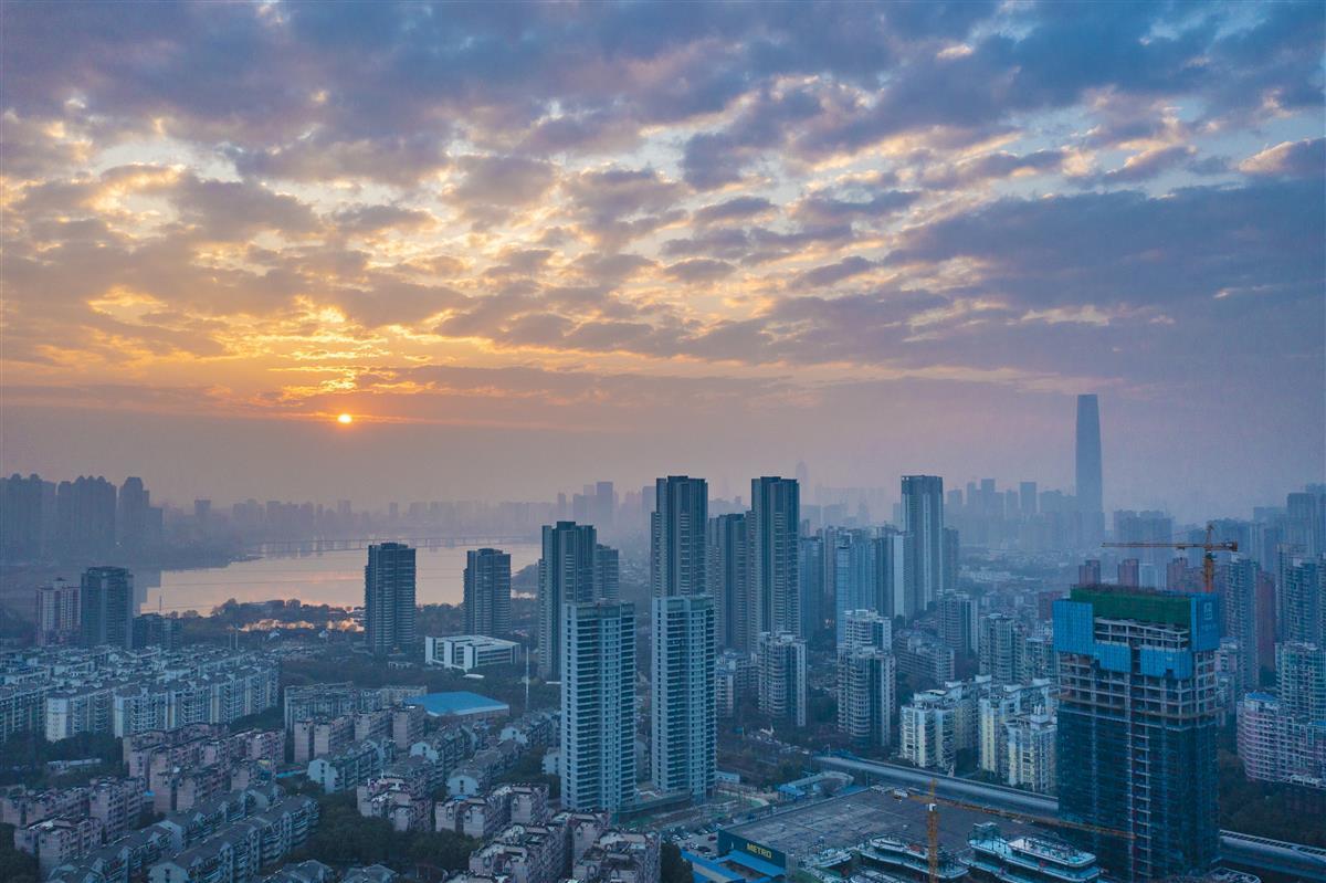 武汉傍晚天边云蒸霞蔚