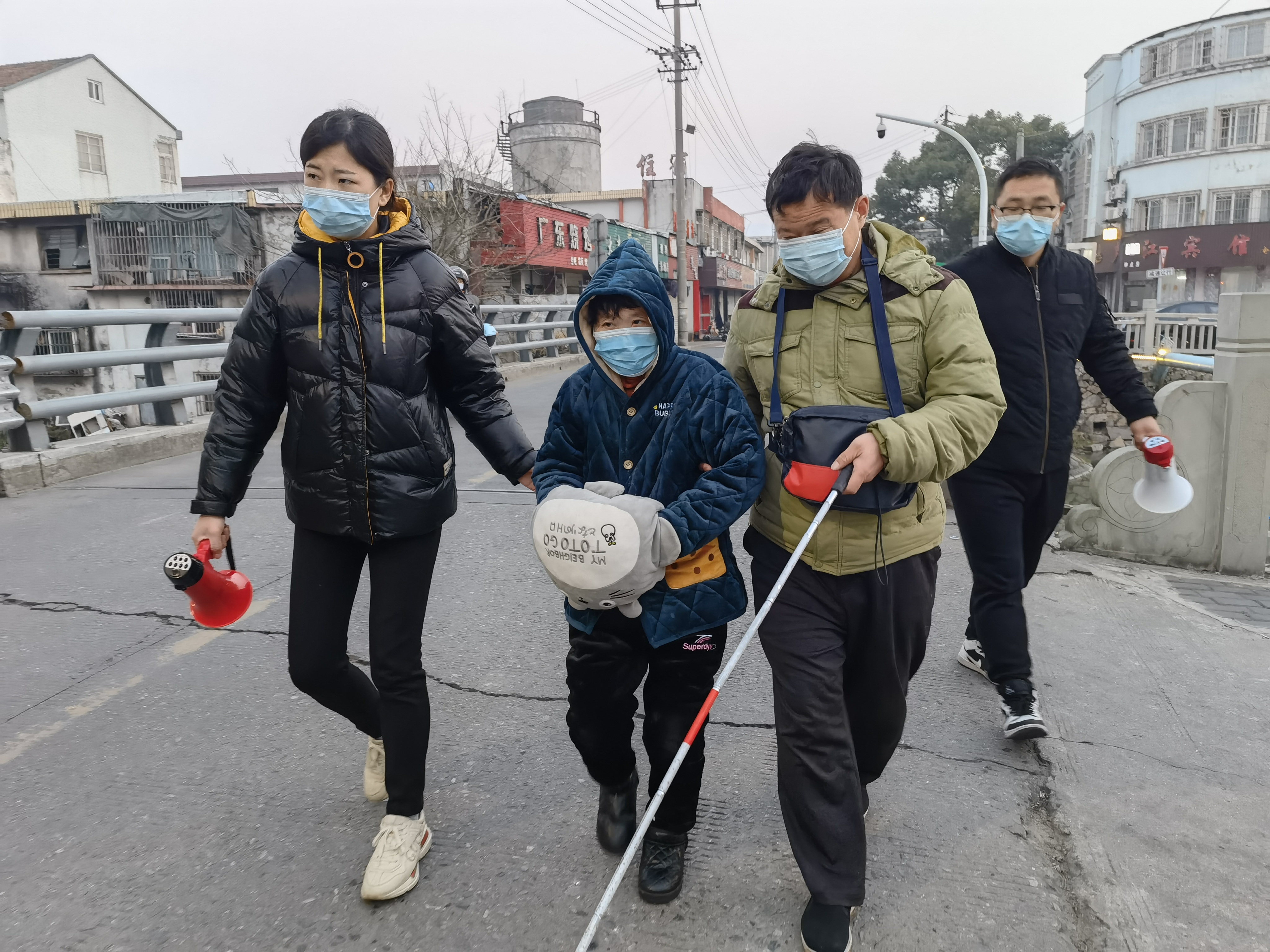 我是你的眼睛,宁波北仑柴桥街道社工帮助盲人群众完成核酸检测