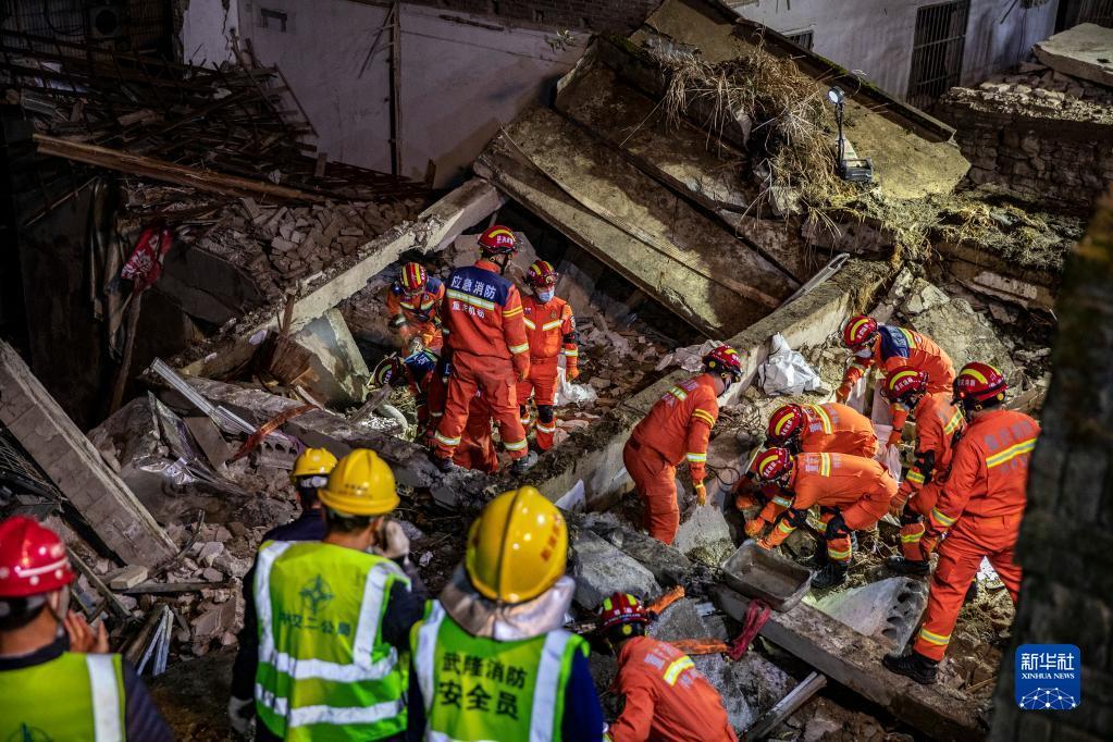 1月7日，在重庆市武隆区凤山街道办事处食堂坍塌现场，救援人员在开展救援。新华社记者 黄伟 摄