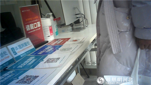 图10：高阳陈氏口腔医院大门内，未间隔一米排队，工作人员并未劝阻