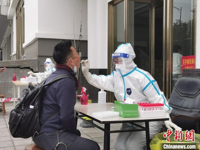 外籍居民在深圳龙岗万科城社区做核酸检测。　朱双峰 摄