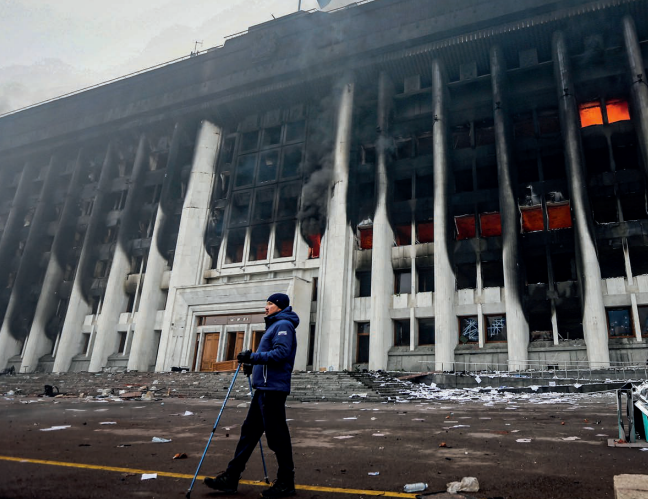 2022年1月6日，哈萨克斯坦阿拉木图，遭围攻的市长办公大楼一片狼藉。图/IC