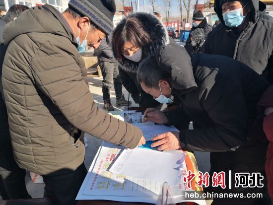 图为沽源县小厂镇仁和堡村举办分红大会。 刘志辉 摄