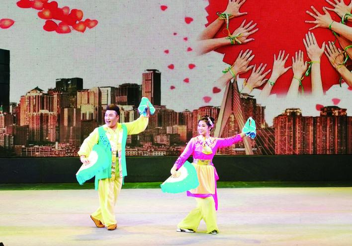 省直文艺院团惠民系列演出——“二人转专场”令观众耳目一新。 毕馨月 摄
