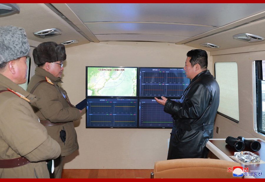 朝鲜再试射高超音速导弹 金正恩现场观摩