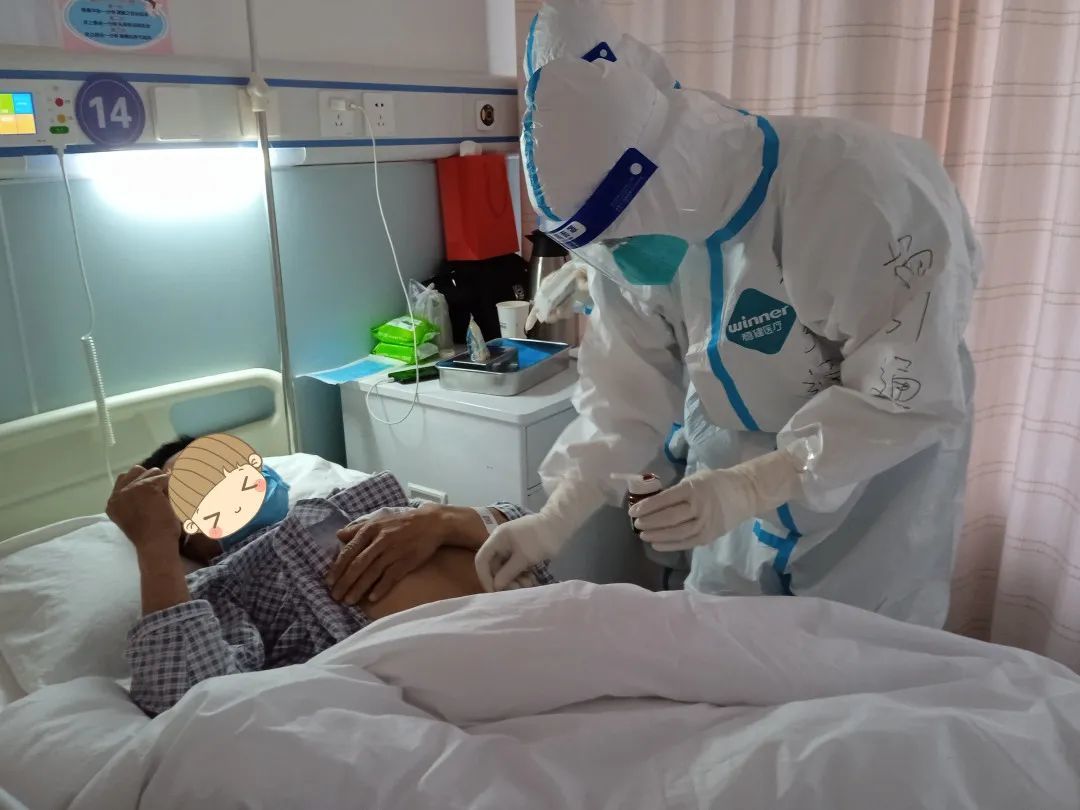 (值班医生杨引通为患者换药)