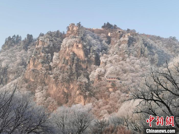 图为崆峒山雾凇景色 徐振华 摄