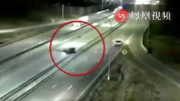 美国一架小飞机紧急迫降高速公路 途中还撞上一辆车