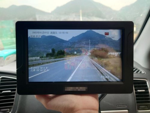 车辆在行进过程中可通过全景式的图像收集对前方路面进行检测。通讯员供图