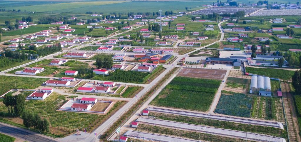 图为内蒙古鄂尔多斯市达拉特旗侯家营子村鸟瞰图.