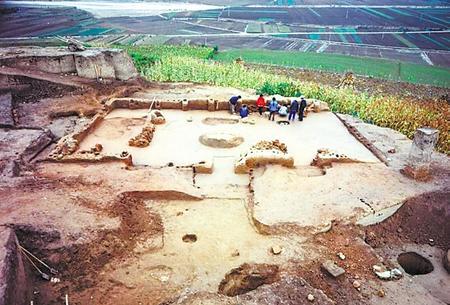 图为大地湾遗址发掘现场