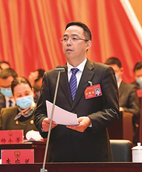 江津区委书记李应兰在闭幕会上讲话。 记者 苏盛宇 摄