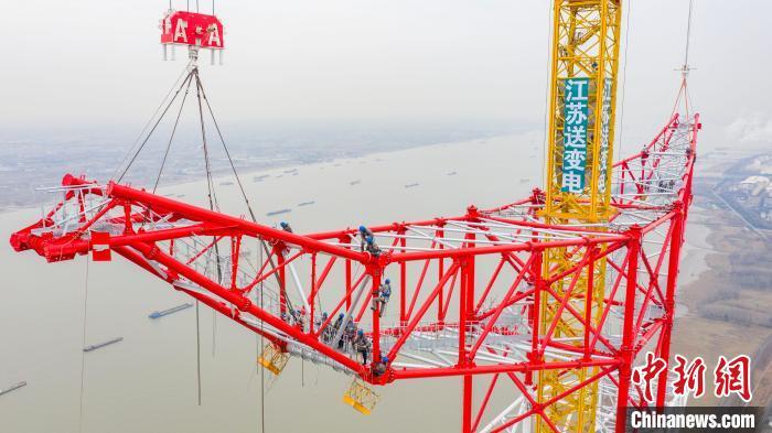 1月12日,“身高”385米输电铁塔在江苏封顶。 史俊 摄