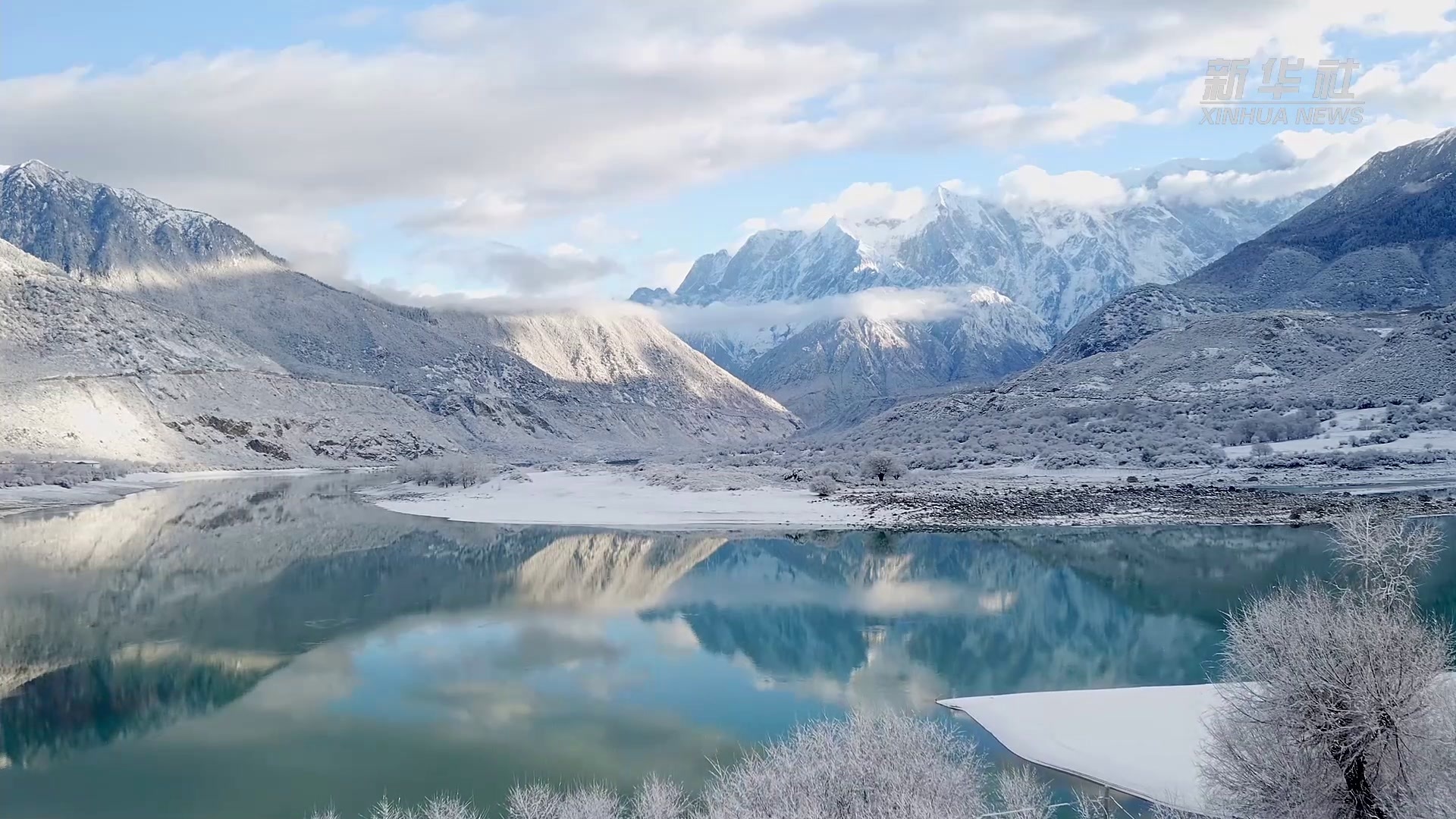 壮美的雅鲁藏布大峡谷雪景