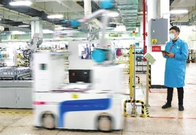 中国信科-中信科移动通信技术有限公司，机器人给料车在无人生产线工作。