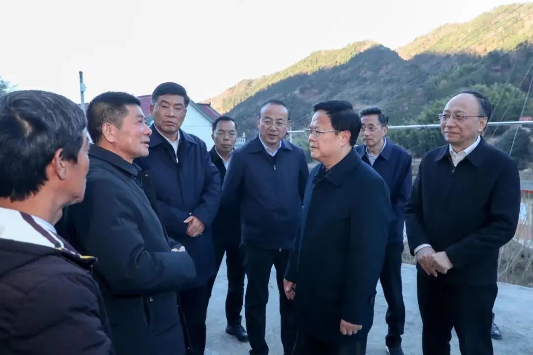 2021年11月24日，省委书记郑栅洁赴岳西县住村走访。