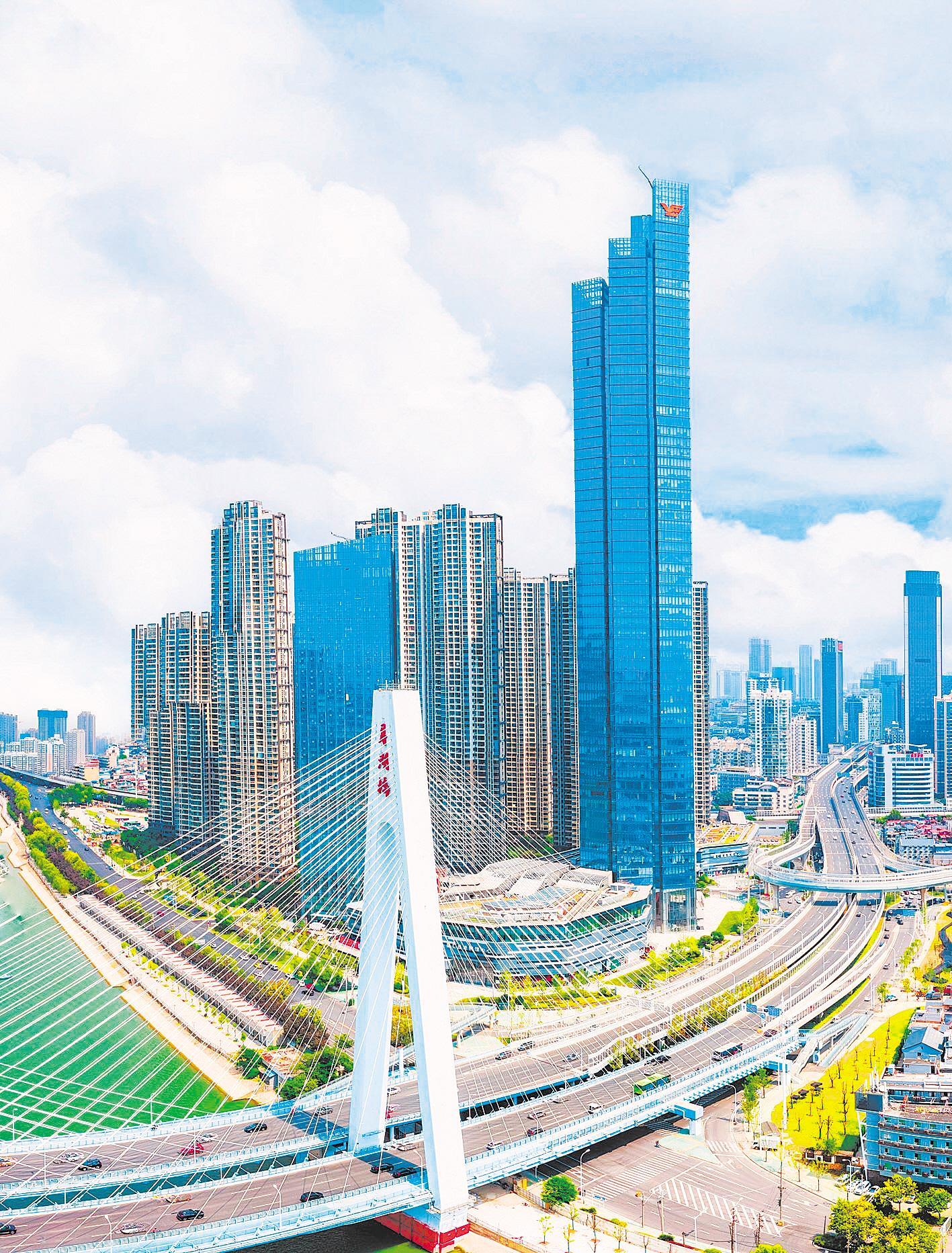 高330米的亿元楼越秀财富中心,是武汉已投入使用的最高写字楼之一
