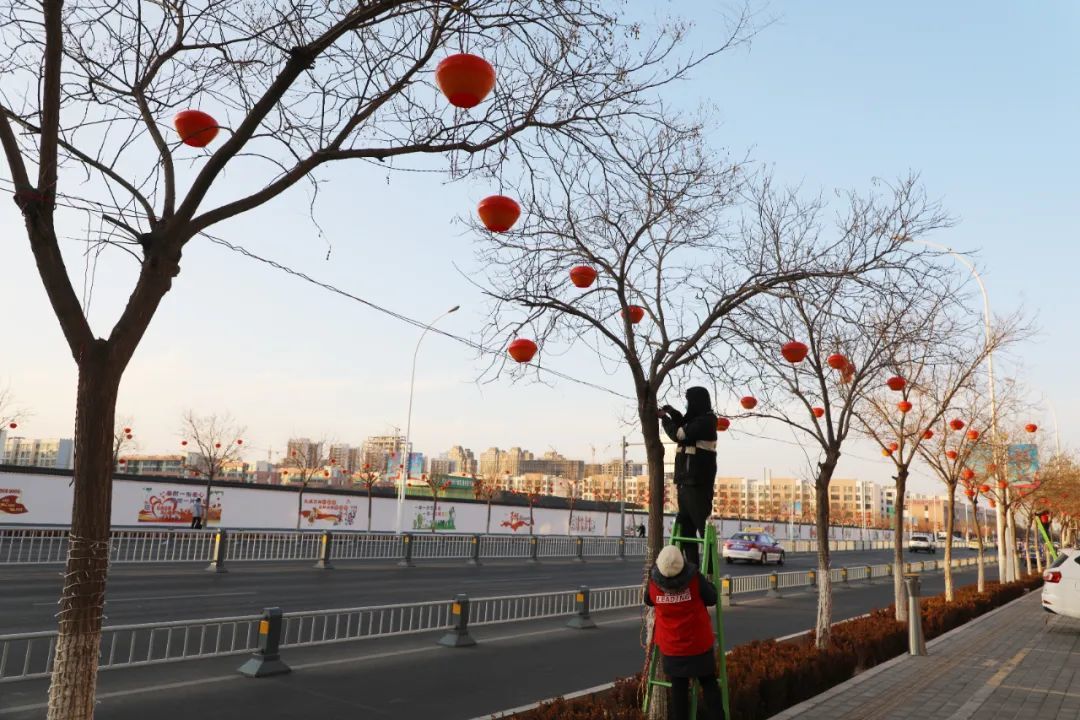 正在紧锣密鼓施工的工人们